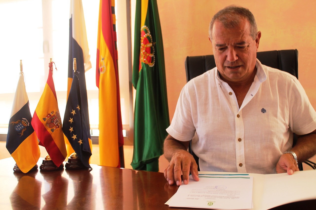 El alcalde Juan Jose Cazorla Hernandez en su despacho