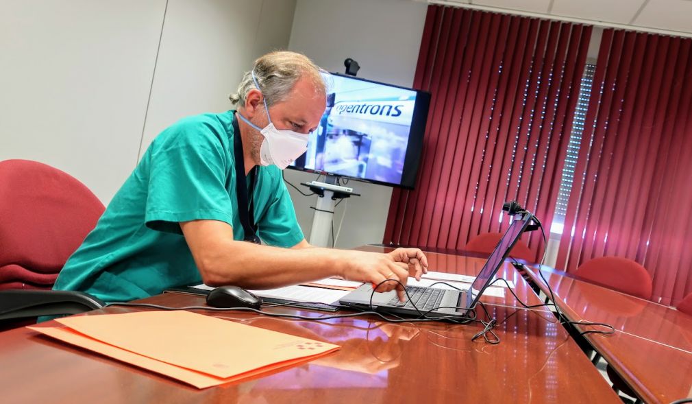Hospital de La Candelaria El jefe de Microbiología, Óscar Diez durante el encuentro virtual con los medios