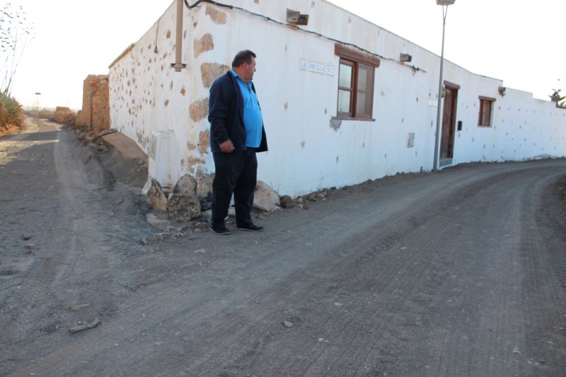 El concejal supervisa el nuevo estado tras el recebe de los caminos de La Orilla