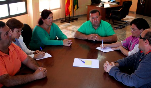 Alcalde accidental y concejales de Antigua recogen las propuestas de ADIVIA para impulsar un Plan de Accesibilidad en el Municipio
