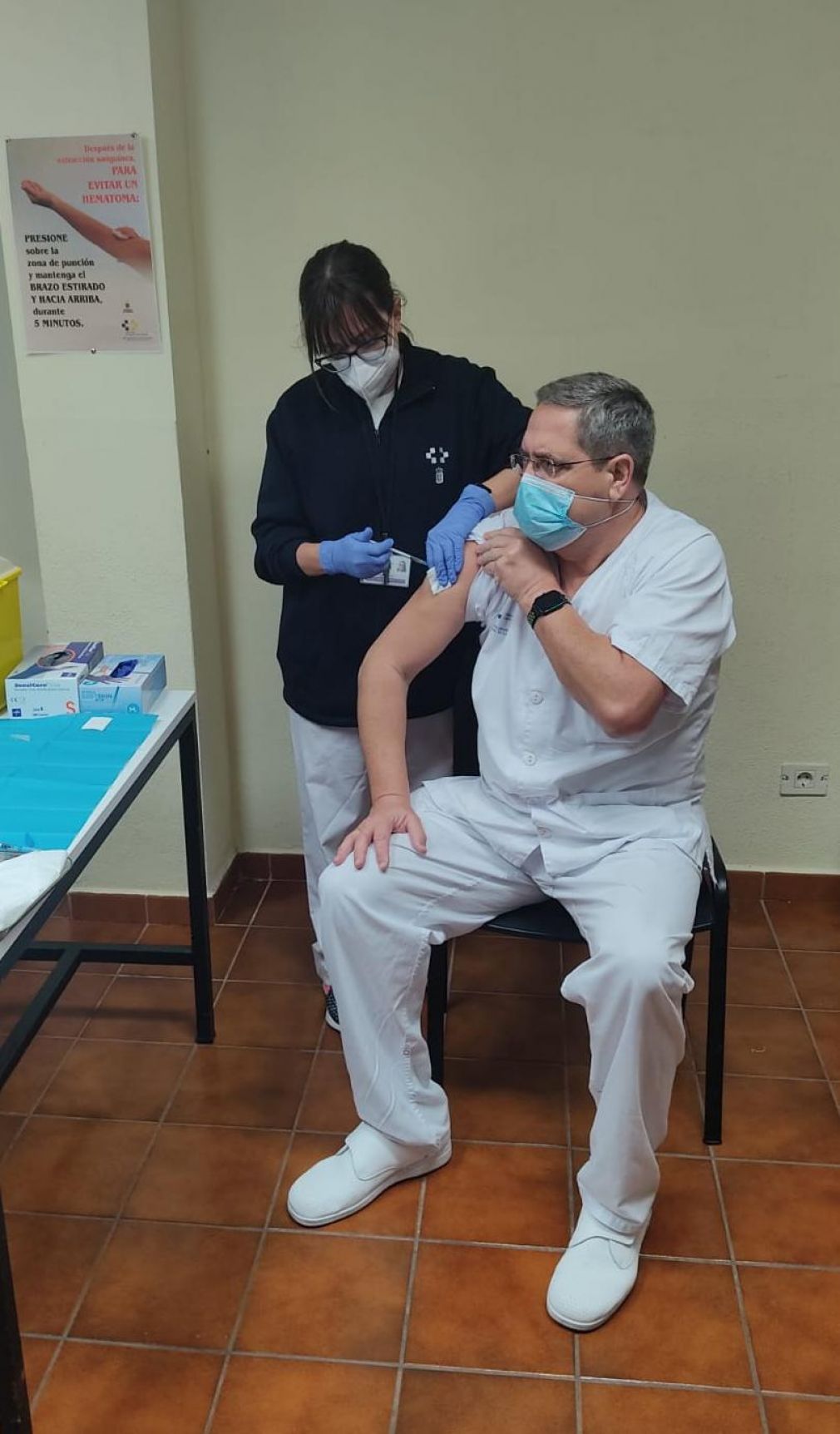 Instante de la vacunación de sanitarios en Tenerife