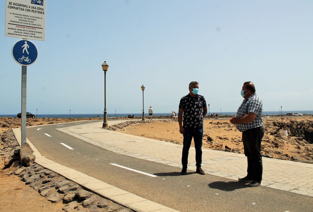 alcalde y concejal visitan el carril bici costa antigua - Caleta de Fuste