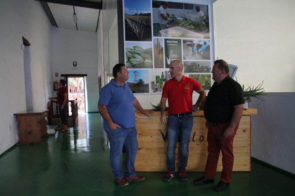 Cultivo de alga espirulina en Agua de Bueyes encuentro del concejal, empresario y alcalde de Antigua