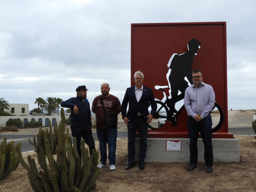 ESCULTURA EL CICLISTA DEL ESCULTOR TOÑO PATALLO