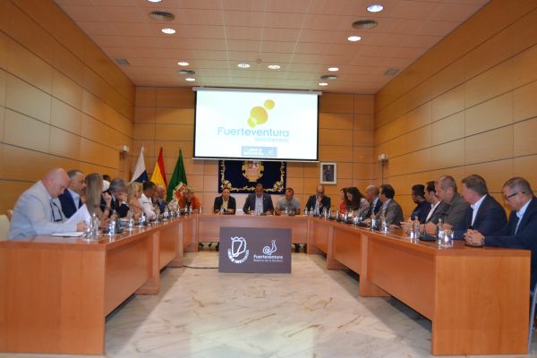 Mesa de trabajo con miembros del sector turístico